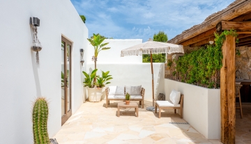 Resa Estates port des Torrent sale koop finca Ibiza side house patio.jpg